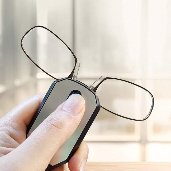 436-1 : FOLDABLE READING GLASSES with KEYCHAIN +1.5